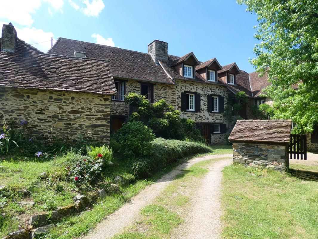 PAYZAC Propriété Payzac  440 m2 / 9 chambres /terrain 3 hectares / bord de rivière 1