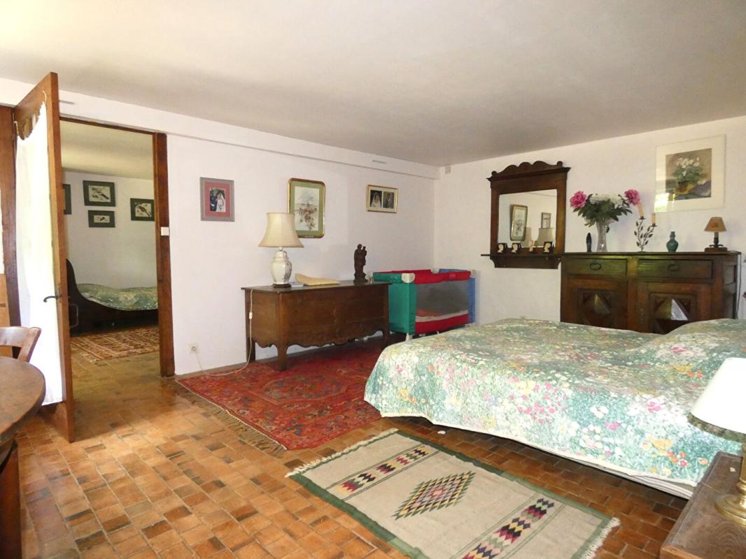 PAYZAC Propriété Payzac  440 m2 / 9 chambres /terrain 3 hectares / bord de rivière 12