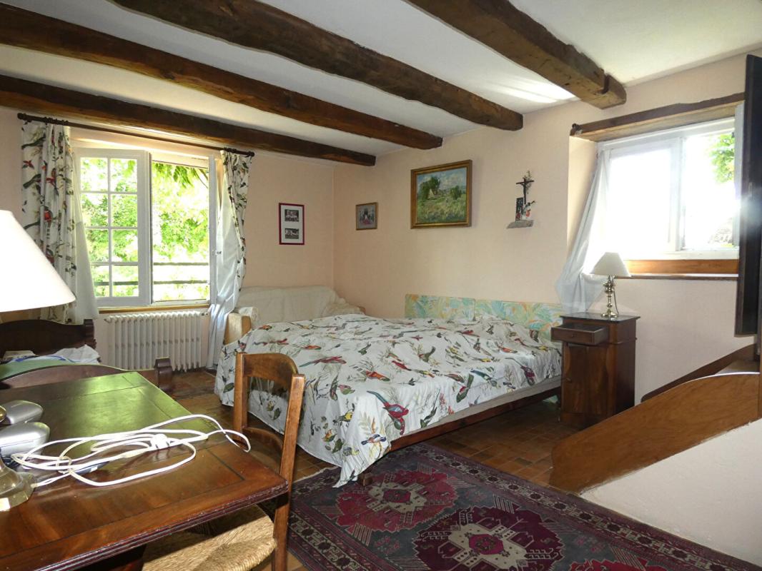 PAYZAC Propriété Payzac  440 m2 / 9 chambres /terrain 3 hectares / bord de rivière 15