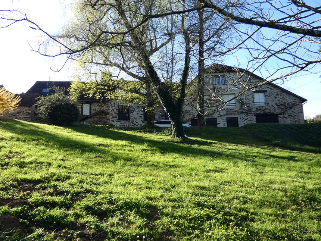 PAYZAC Propriété Payzac  440 m2 / 9 chambres /terrain 3 hectares / bord de rivière 17