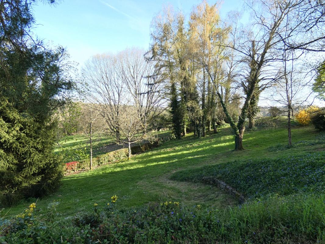 PAYZAC Propriété Payzac  440 m2 / 9 chambres /terrain 3 hectares / bord de rivière 18