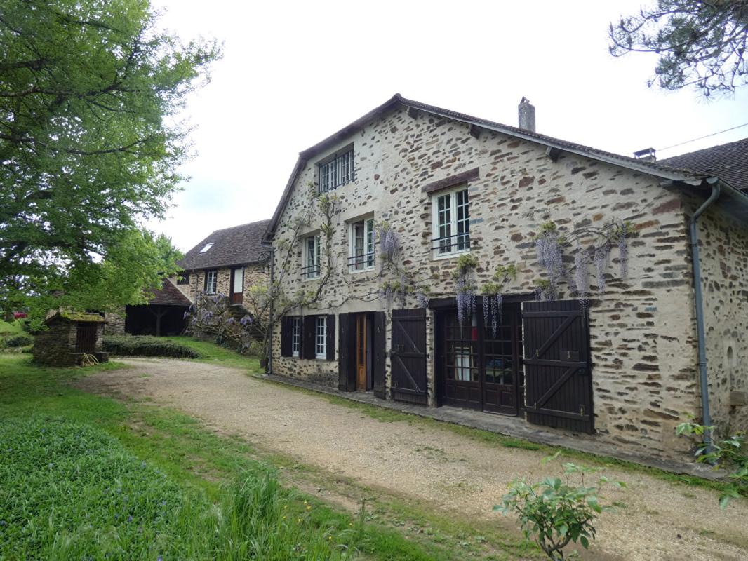 PAYZAC Propriété Payzac  440 m2 / 9 chambres /terrain 3 hectares / bord de rivière 4