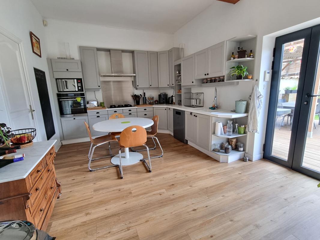 LES CHERES Maison Les Cheres 8 pièces 220 m2, garage, piscine 7