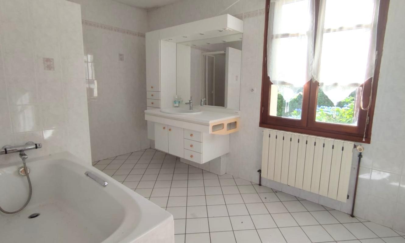 ARCHES Belle maison familiale avec terrain attenant dans Nord Cantal 8