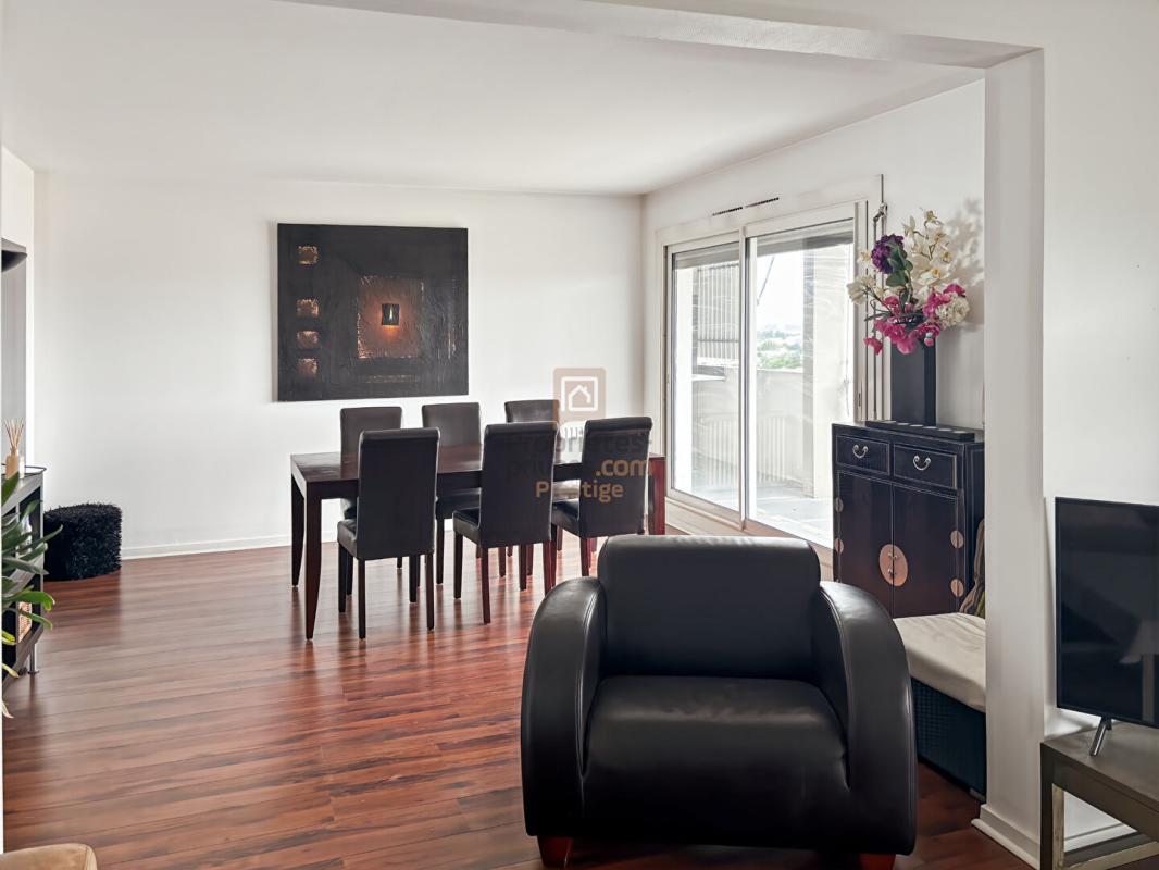 BORDEAUX Appartement trois pièces au dernier étage lumineux avec balcon et terrasse 1