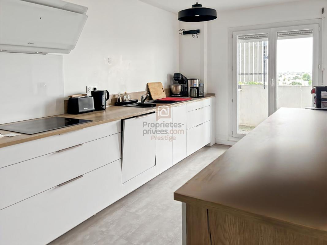 BORDEAUX Appartement trois pièces au dernier étage lumineux avec balcon et terrasse 2