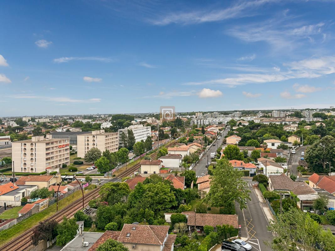 BORDEAUX Appartement trois pièces au dernier étage lumineux avec balcon et terrasse 6