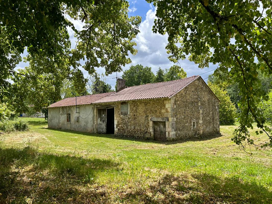 CHATEAU-L'EVEQUE A vendre, grange à rénover située à 5 min de CHANCELADE 24650 1