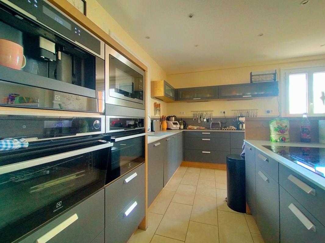 LA SUZE-SUR-SARTHE Maison La Suze Sur Sarthe 7 pièce(s) 200 m2 2