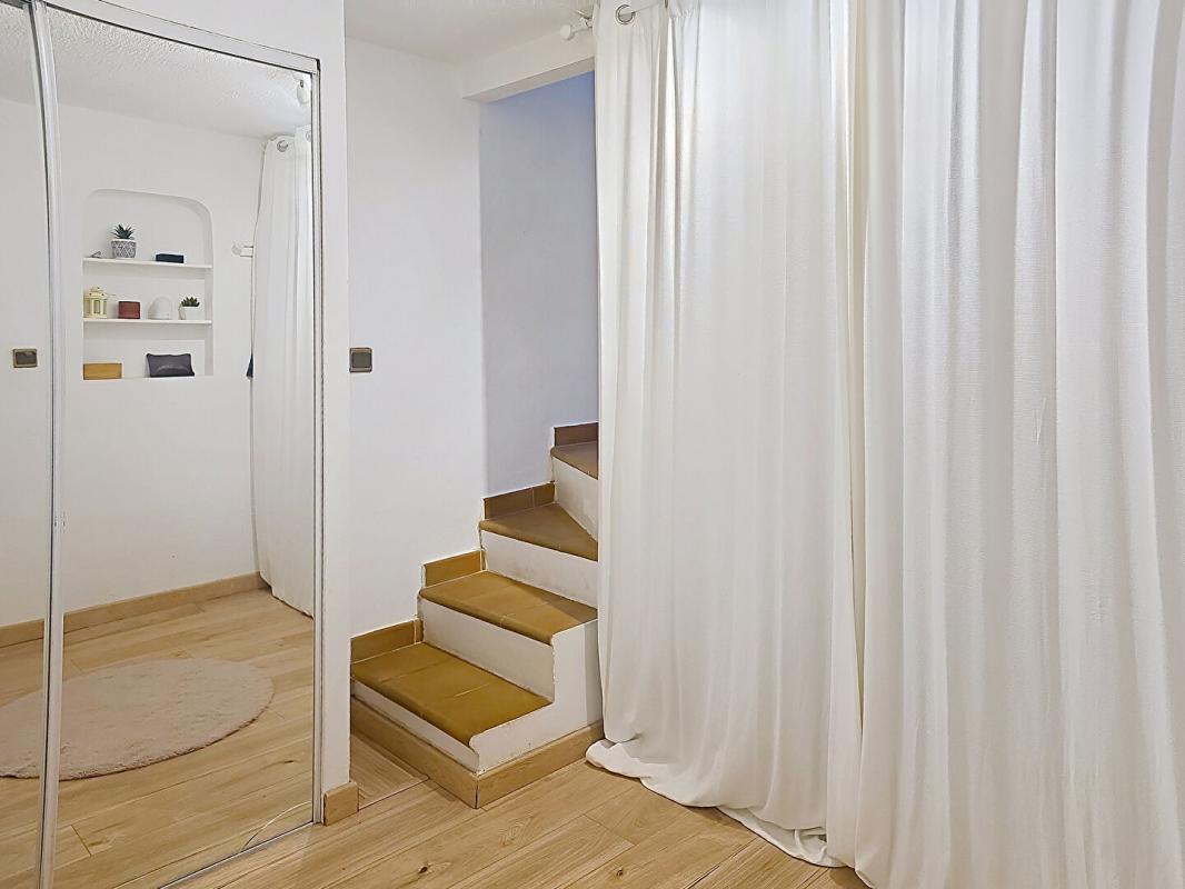 LA VALETTE-DU-VAR Maison de ville - 130 m² climatisé, au calme, vue sur les toits et le Coudon 9