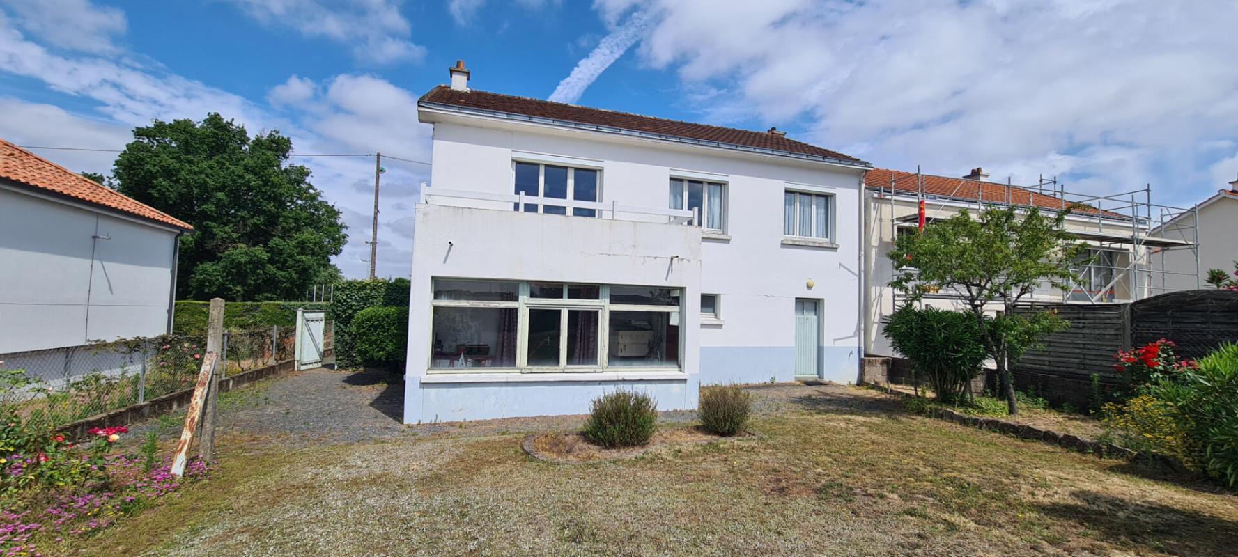 GORGES Maison Gorges 4 P . 3 Chs . 84.1 M² . T 719 M² . Balcon . Garage . Sous sol 2