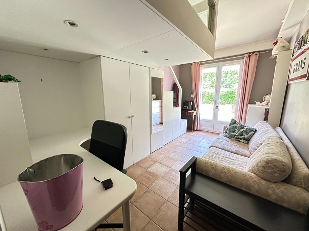 GRANS Maison Meublée Plain Pied 5 Chambres Piscine Lagon Grans 11