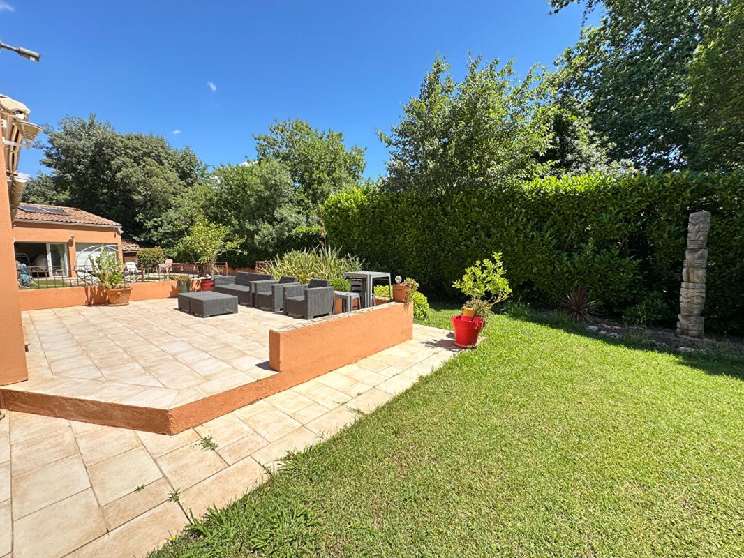 GRANS Maison Meublée Plain Pied 5 Chambres Piscine Lagon Grans 12