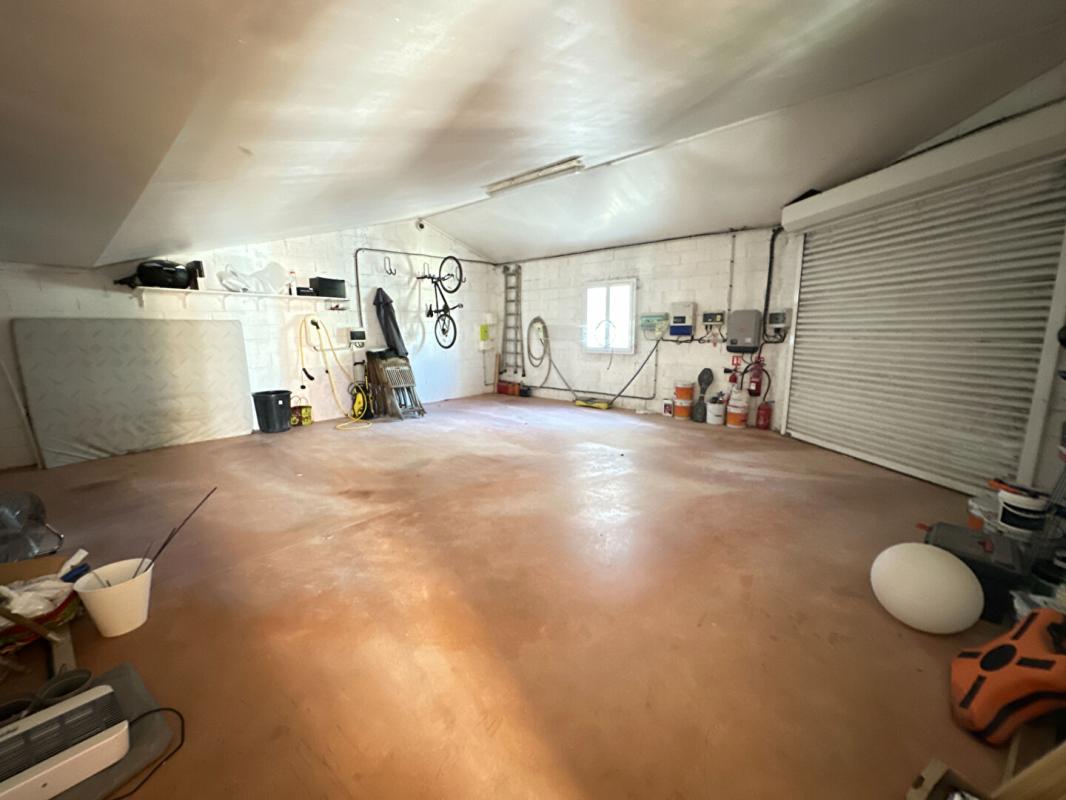 GRANS Maison Meublée Plain Pied 5 Chambres Piscine Lagon Grans 16