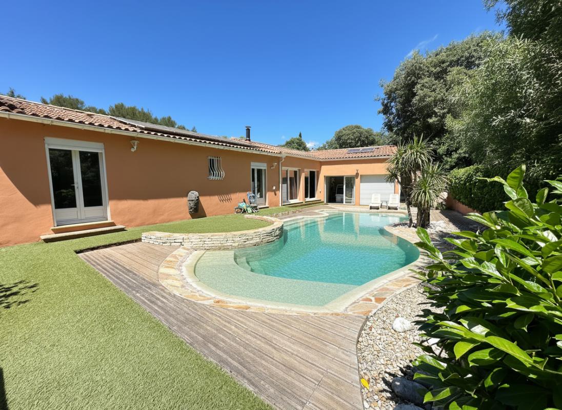 GRANS Maison Meublée Plain Pied 5 Chambres Piscine Lagon Grans 2