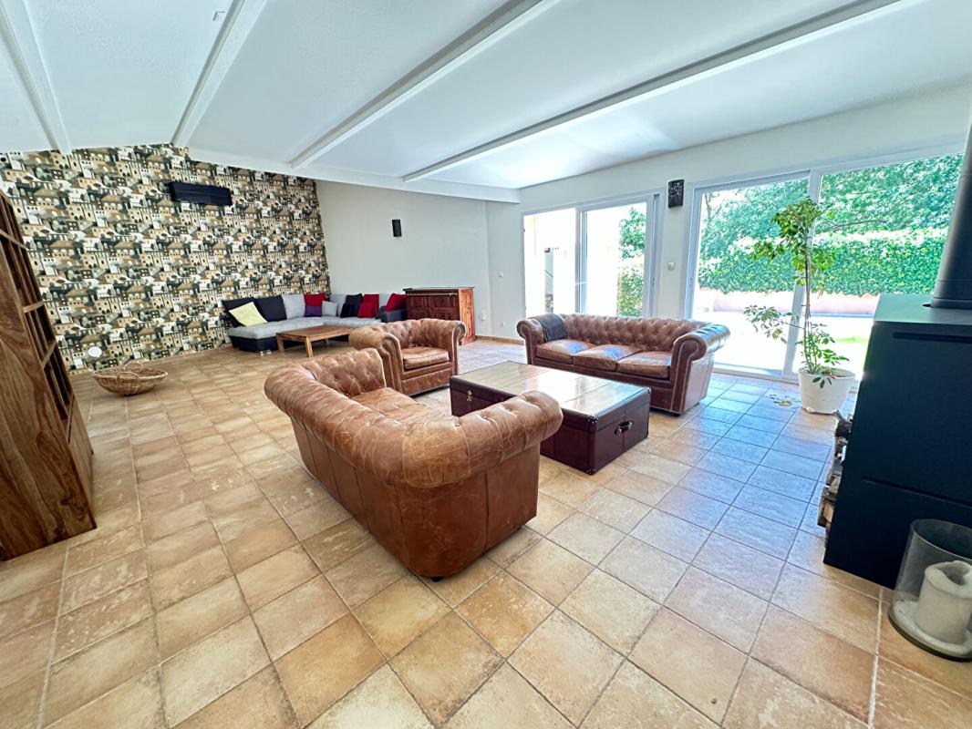 GRANS Maison Meublée Plain Pied 5 Chambres Piscine Lagon Grans 3
