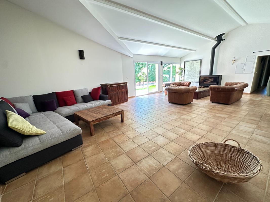 GRANS Maison Meublée Plain Pied 5 Chambres Piscine Lagon Grans 4