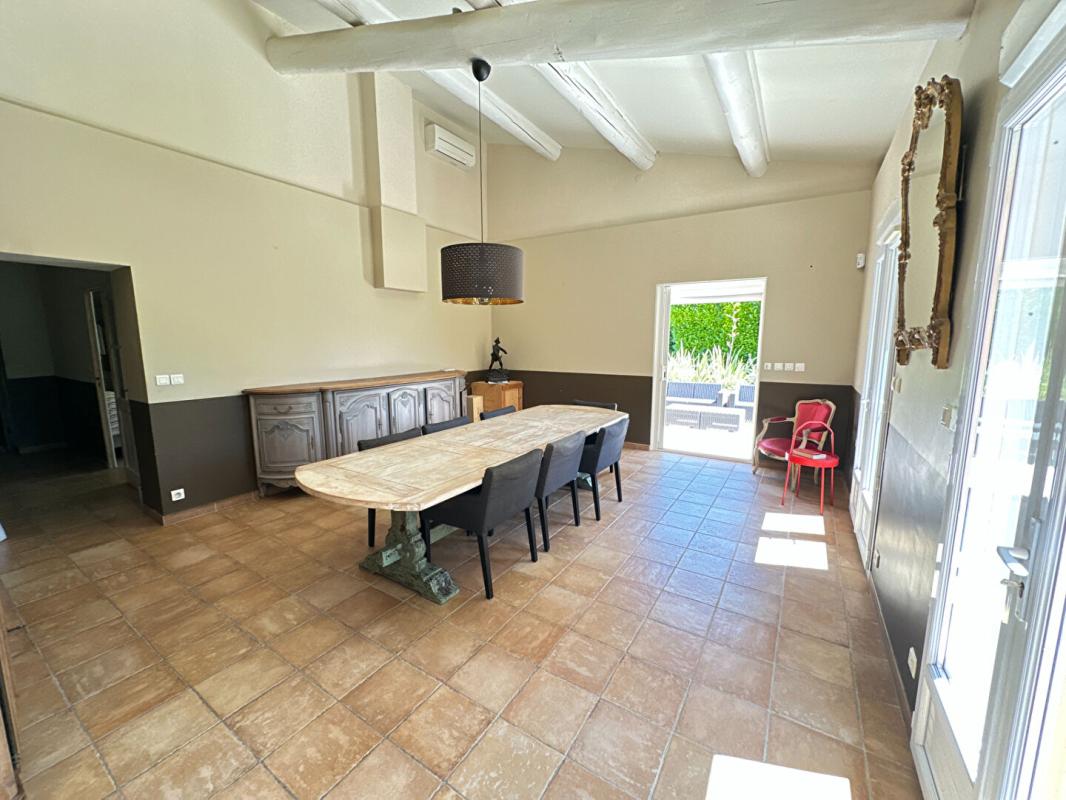 GRANS Maison Meublée Plain Pied 5 Chambres Piscine Lagon Grans 5