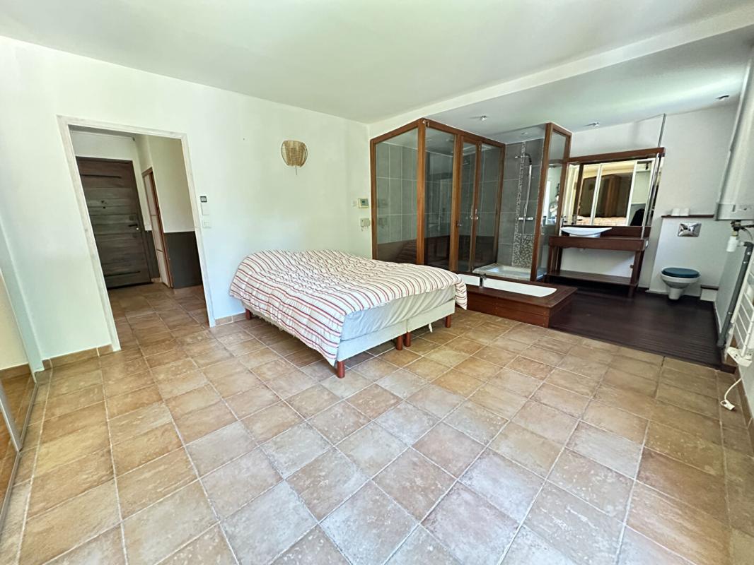 GRANS Maison Meublée Plain Pied 5 Chambres Piscine Lagon Grans 6