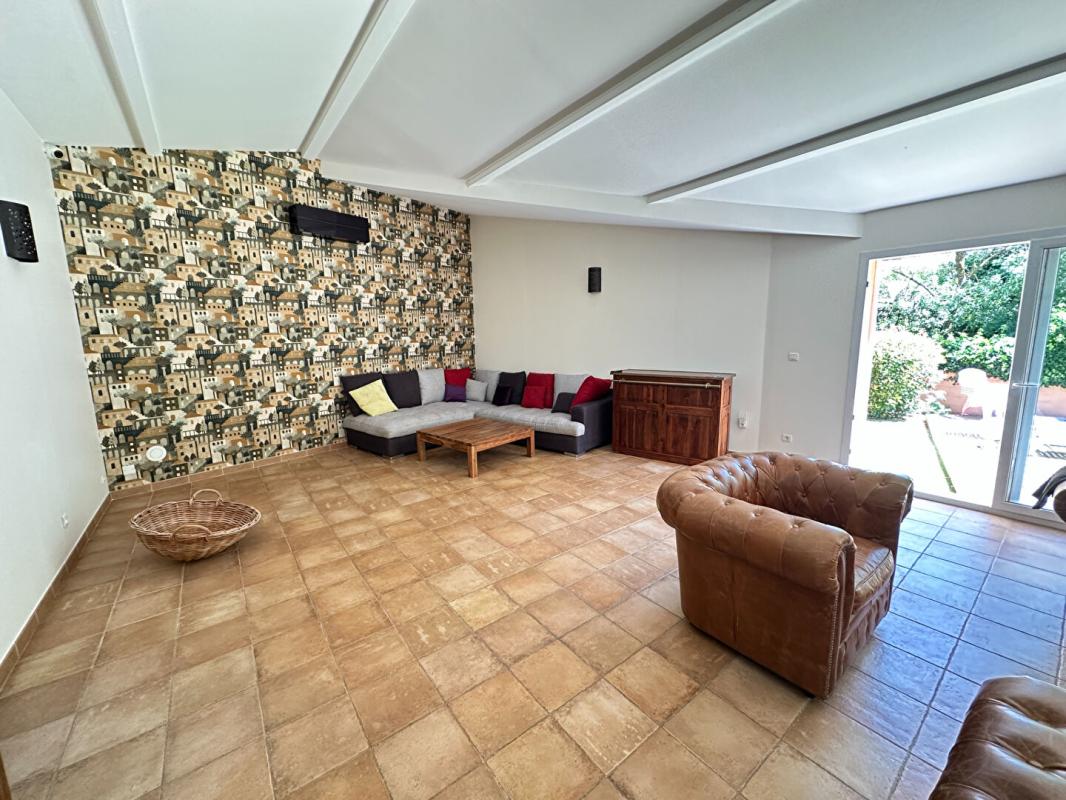 GRANS Maison Meublée Plain Pied 5 Chambres Piscine Lagon Grans 7