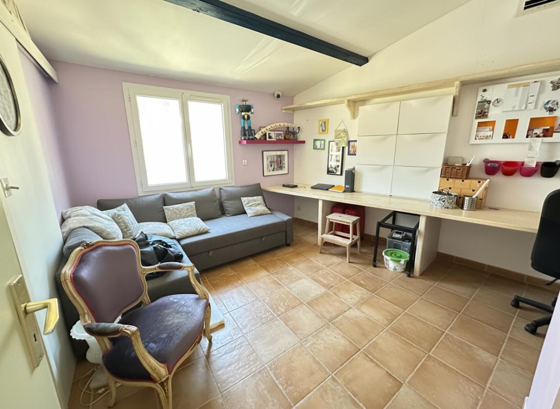 GRANS Maison Meublée Plain Pied 5 Chambres Piscine Lagon Grans 9