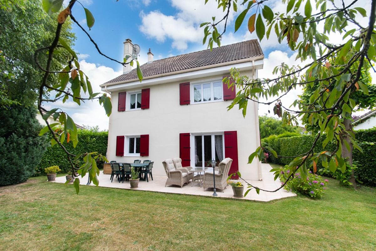 LE PLESSIS-PATE Maison Le Plessis Pate 7 pièce(s) 158 m2 2