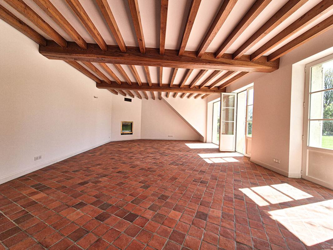 HOUDAN Houdan et N12 proche / Maison rénovée 210 m2 / 5 chambres + dépendances 4