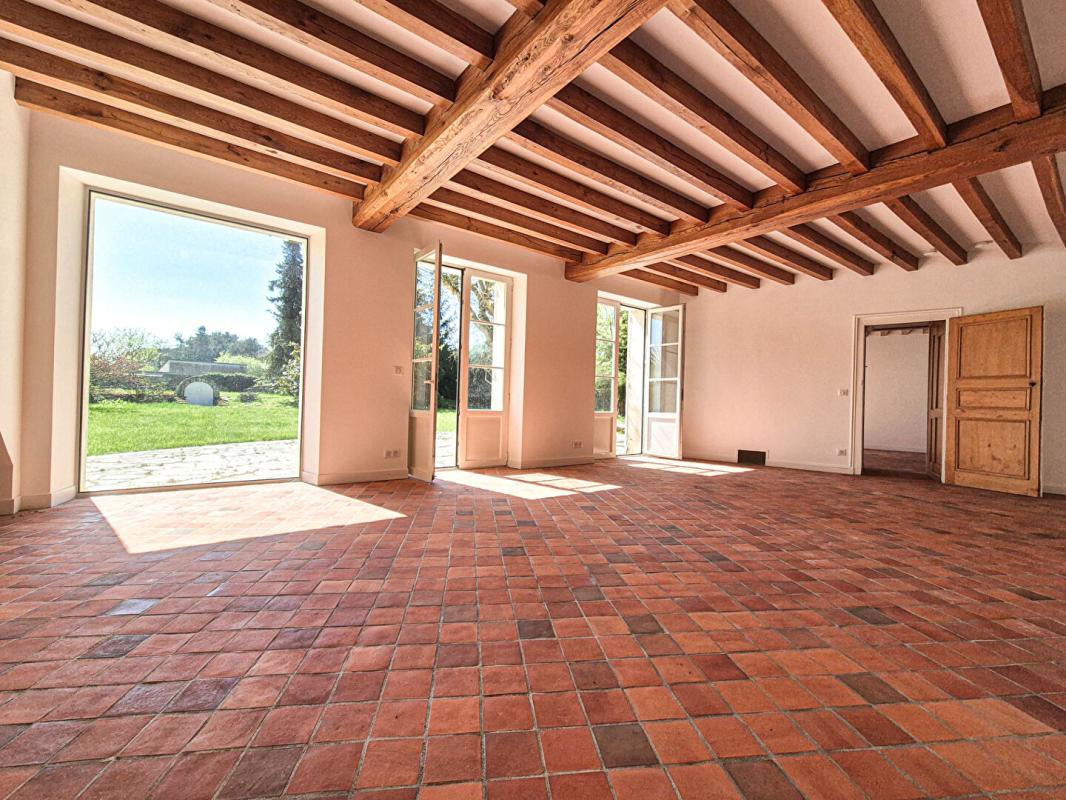 HOUDAN Houdan et N12 proche / Maison rénovée 210 m2 / 5 chambres + dépendances 5