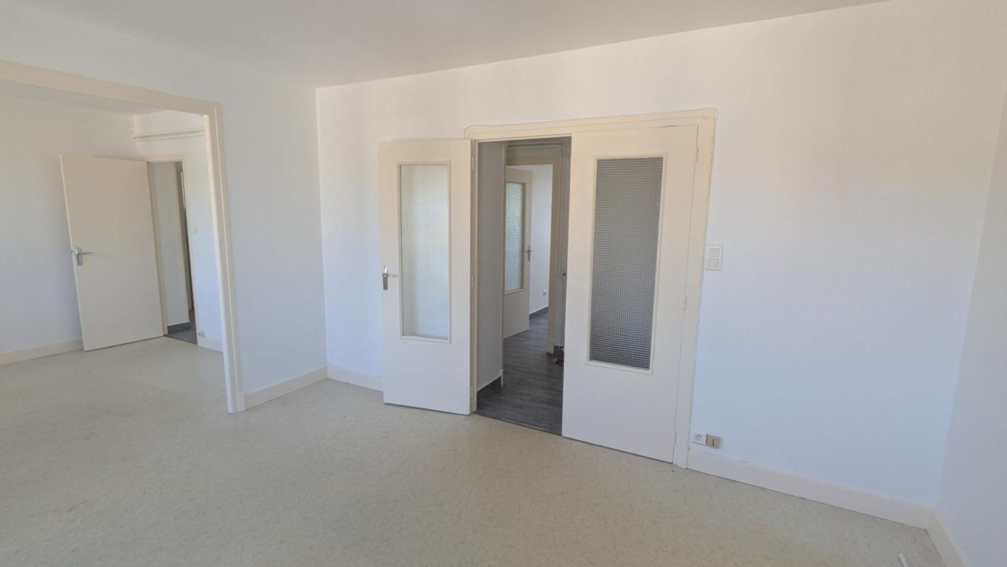 VARENNES-SUR-ALLIER Appartement F5 avec cave et garage, repeint à neuf 2
