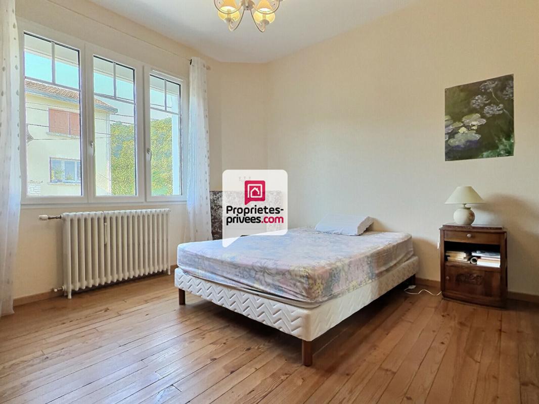 PERIGUEUX Maison T5 d'env. 113m2 avec 4 ch. grand garage fermé et joli jardin ombragé au calme sur PERIGUEUX (24000) 5