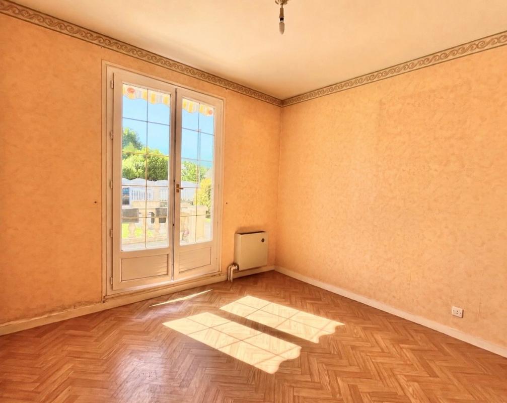 RIBECOURT-DRESLINCOURT Maison : 6 pièce(s) 100 m2 - Terrain 610m² - Garage 8