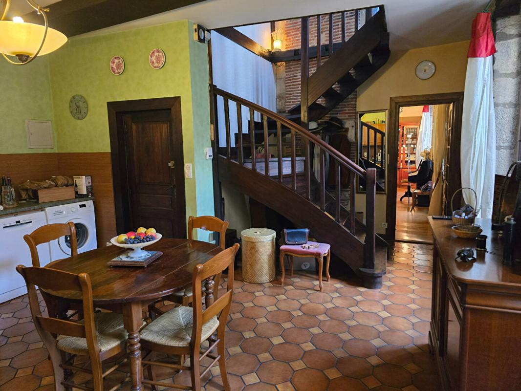 PERIGUEUX Maison de ville comprenant un duplex d'environ 150 m² et un local commercial de 100 m² , au coeur du centre historique de Périgueux 5