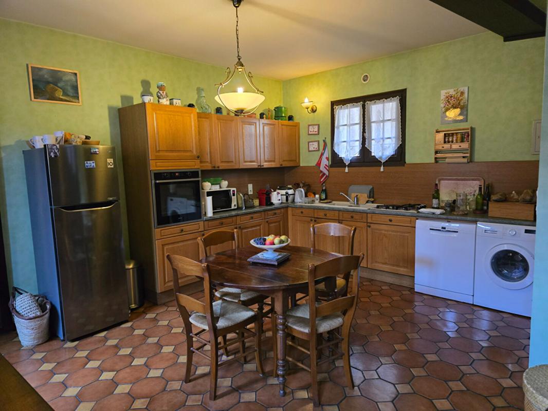 PERIGUEUX Maison de ville comprenant un duplex d'environ 150 m² et un local commercial de 100 m² , au coeur du centre historique de Périgueux 6