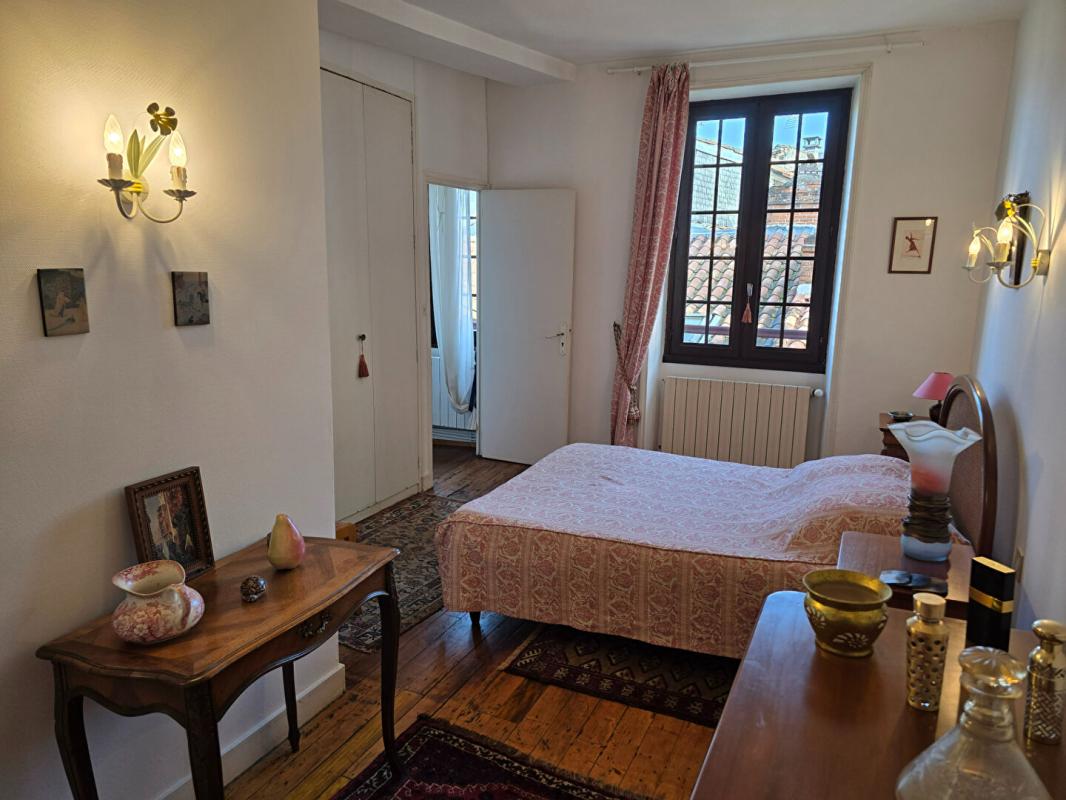 PERIGUEUX Maison de ville comprenant un duplex d'environ 150 m² et un local commercial de 100 m² , au coeur du centre historique de Périgueux 8