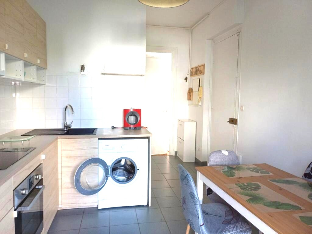 LYON-8E-ARRONDISSEMENT Beau T1 avec chambre indépendante (RARE) 1