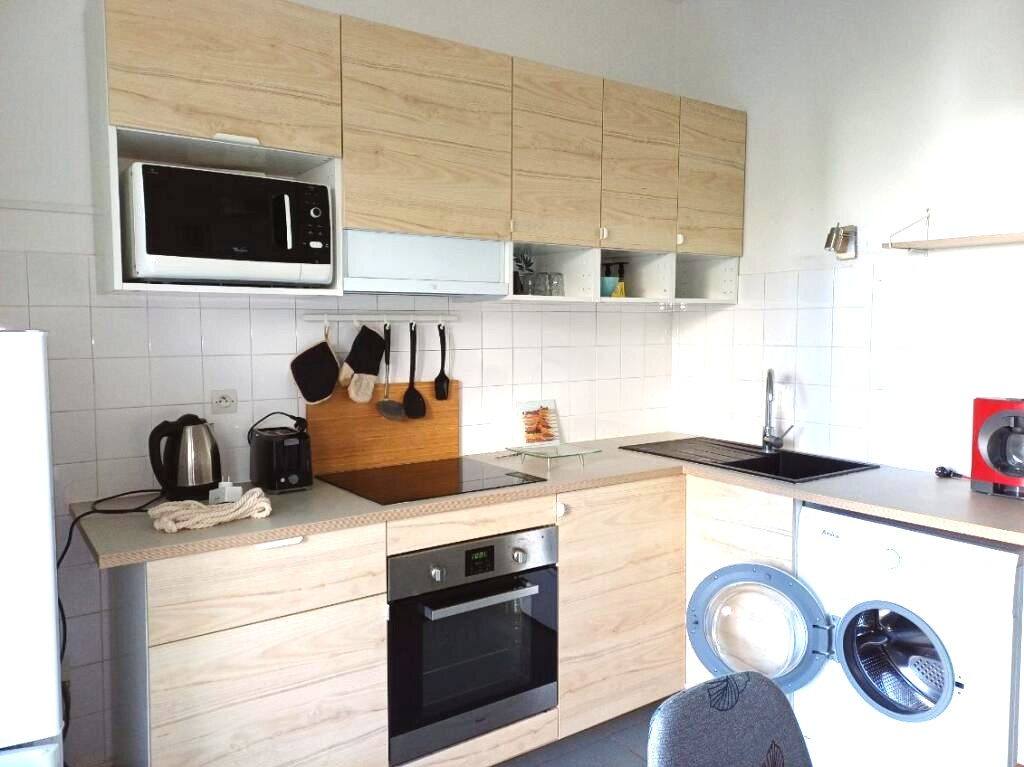 LYON-8E-ARRONDISSEMENT Beau T1 avec chambre indépendante (RARE) 2