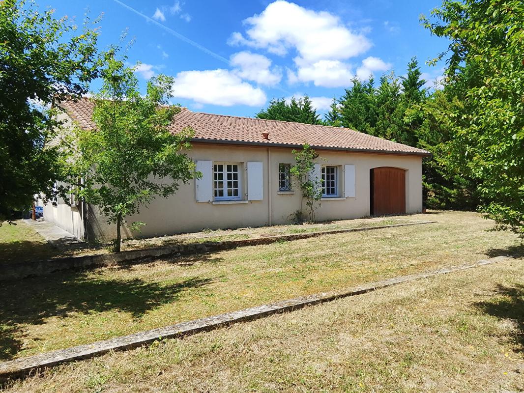 AUGE-SAINT-MEDARD Maison Plain-Pied 138M², 3 ch, dépendances et jardin, Rouillac-Aigre 1
