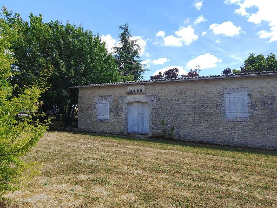 AUGE-SAINT-MEDARD Maison Plain-Pied 138M², 3 ch, dépendances et jardin, Rouillac-Aigre 2