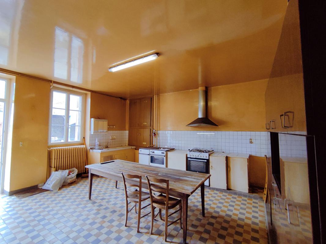 CHAMBON Maison de pays  4 pièces 85 m2 grandes dépendances 11