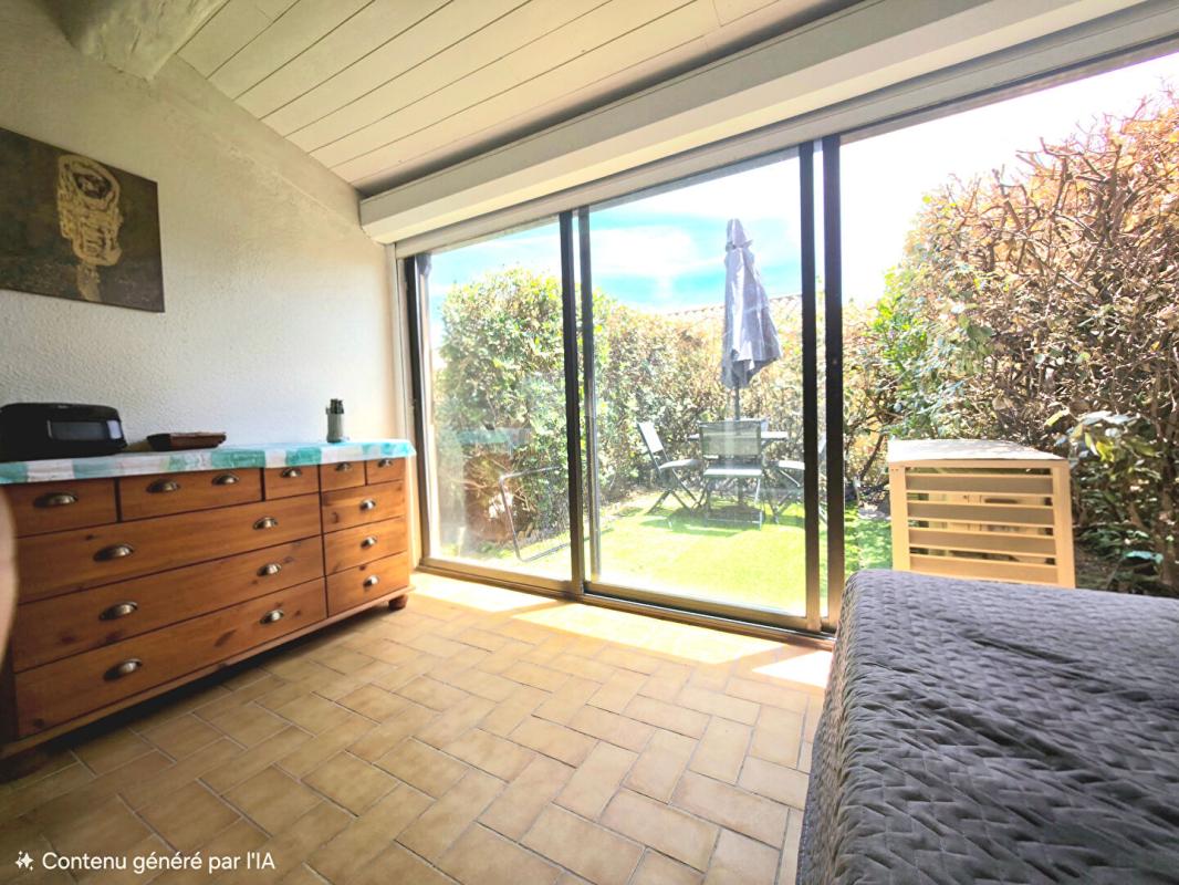 LE LAVANDOU Appartement Le Lavandou 1 pièce(s) PRAMOUSQUIER 24 m2 parking face mer PISCINE 2