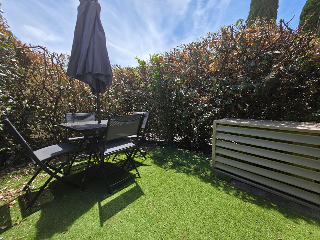 LE LAVANDOU Appartement Le Lavandou 1 pièce(s) PRAMOUSQUIER 24 m2 parking face mer PISCINE 7