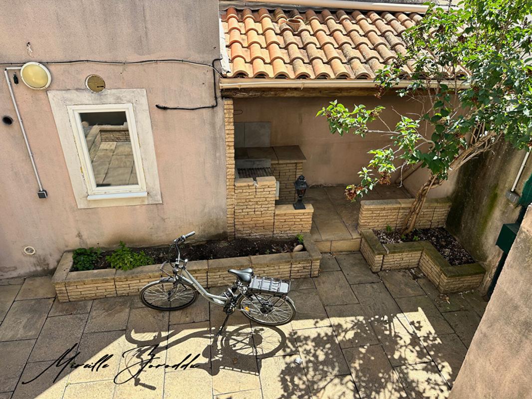 REDESSAN REDESSAN  A VENDRE ENSEMBLE IMMOBILIER  de 185m² avec cour, terrasse et garage 1
