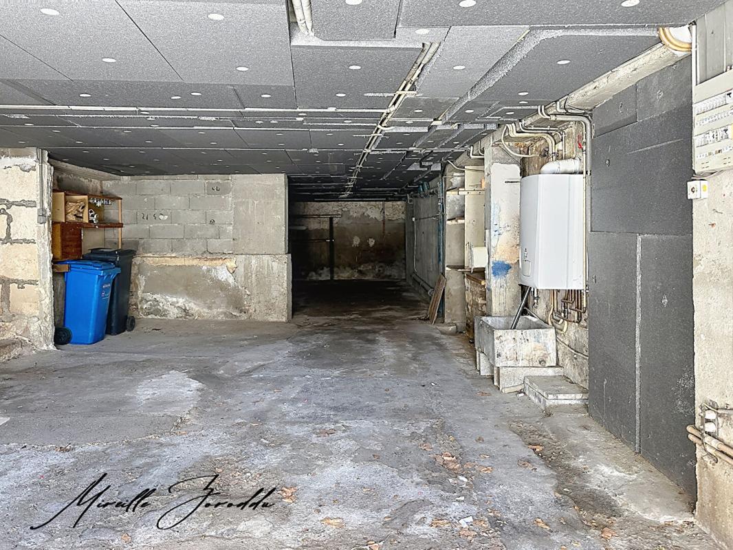 REDESSAN REDESSAN  A VENDRE ENSEMBLE IMMOBILIER  de 185m² avec cour, terrasse et garage 10
