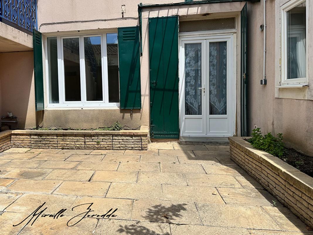 REDESSAN REDESSAN  A VENDRE ENSEMBLE IMMOBILIER  de 185m² avec cour, terrasse et garage 2