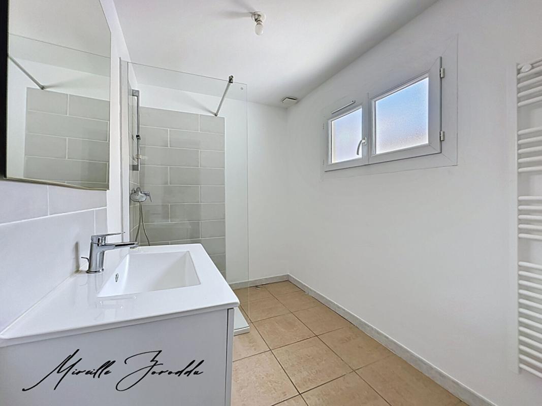 REDESSAN REDESSAN  A VENDRE ENSEMBLE IMMOBILIER  de 185m² avec cour, terrasse et garage 4