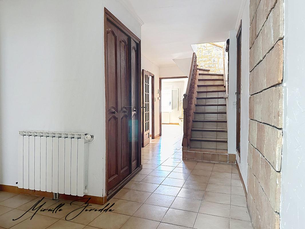 REDESSAN REDESSAN  A VENDRE ENSEMBLE IMMOBILIER  de 185m² avec cour, terrasse et garage 6