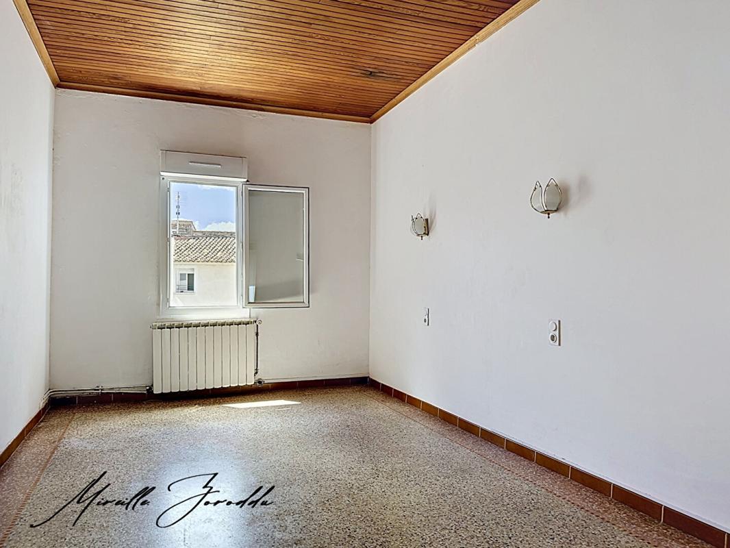 REDESSAN REDESSAN  A VENDRE ENSEMBLE IMMOBILIER  de 185m² avec cour, terrasse et garage 7