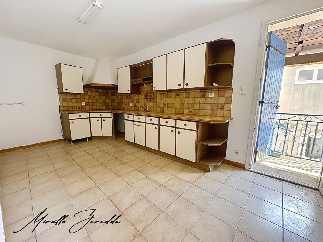 REDESSAN REDESSAN  A VENDRE ENSEMBLE IMMOBILIER  de 185m² avec cour, terrasse et garage 8