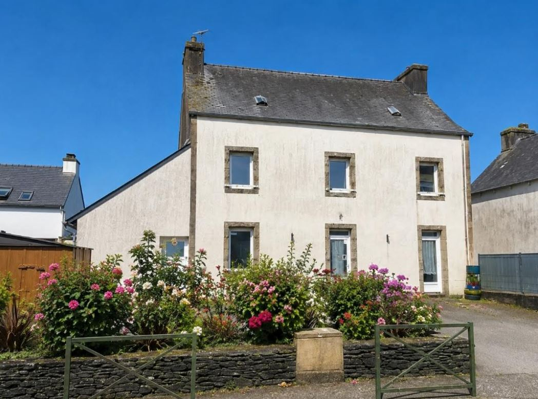 LAZ 29520 Laz maison de bourg 4 chambres beaux volumes confortable et habitable de suite 1