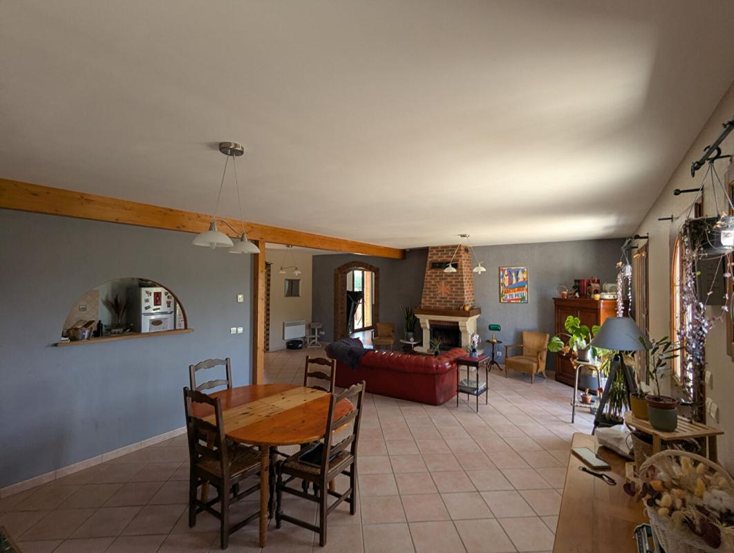 SAINT-VICTOR-DE-BUTHON Propriété économe en énergie d'environ 174m2 8 pièces 4 chambres Parcelle de 2431m2 3
